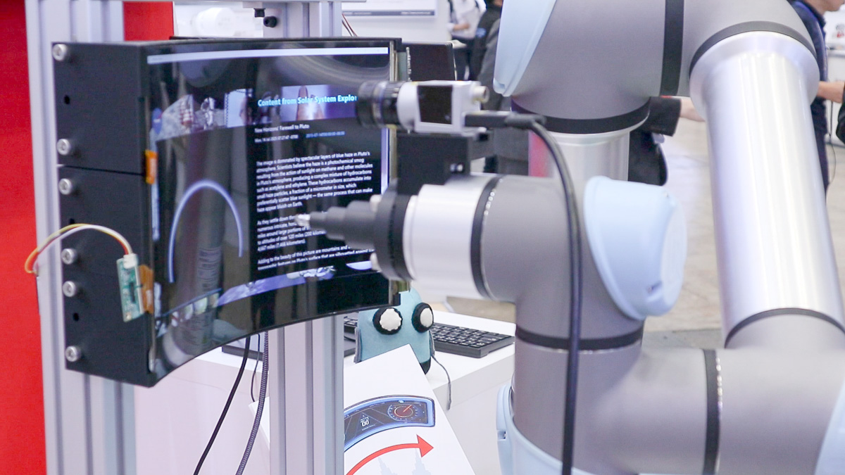 Quality Commander 協働ロボットによる曲面UIのソフトウェア自動テスト